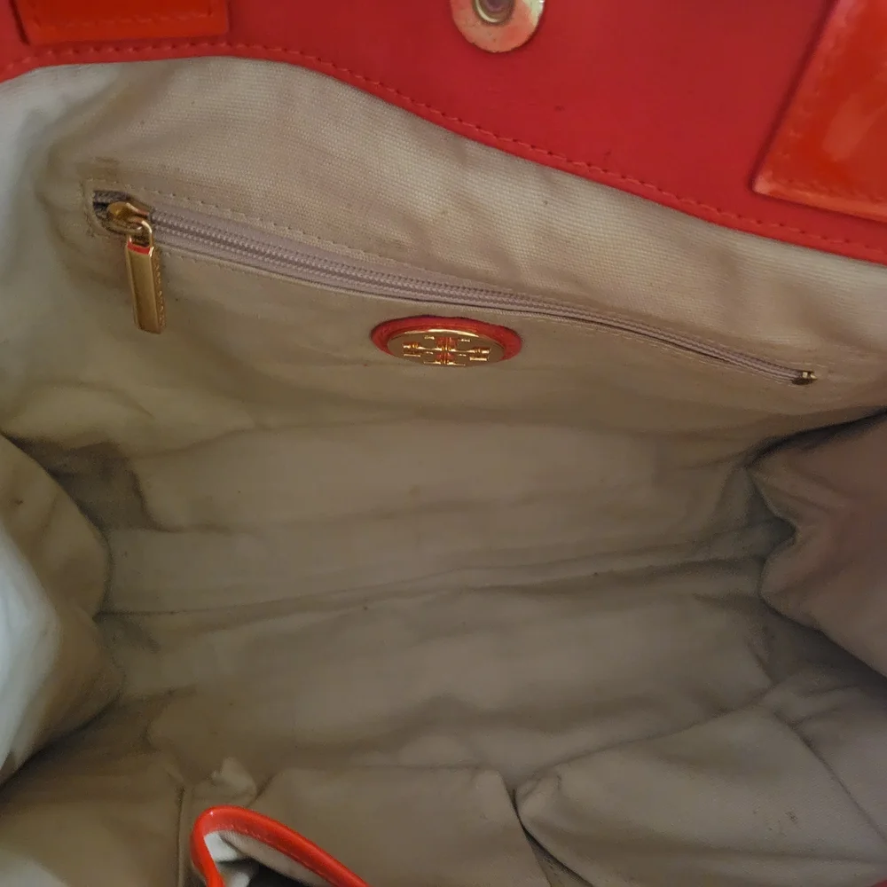 Tory Burch Red Shoulder Bag with Circular Emblem - Picture 5 of 9